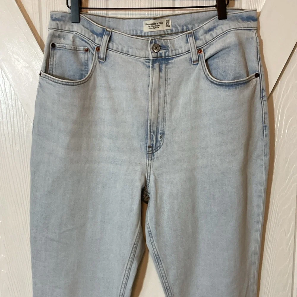 Abercrombie & Fitch - The Slim Straight Ultra High Rise - Picture 3 of 12